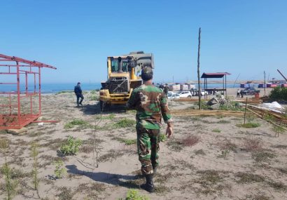 رفع تصرف ۱۰۰۰ متر از اراضی ملی و تخریب یک واحد مسکونی غیر مجاز در منطقه آزاد انزلی