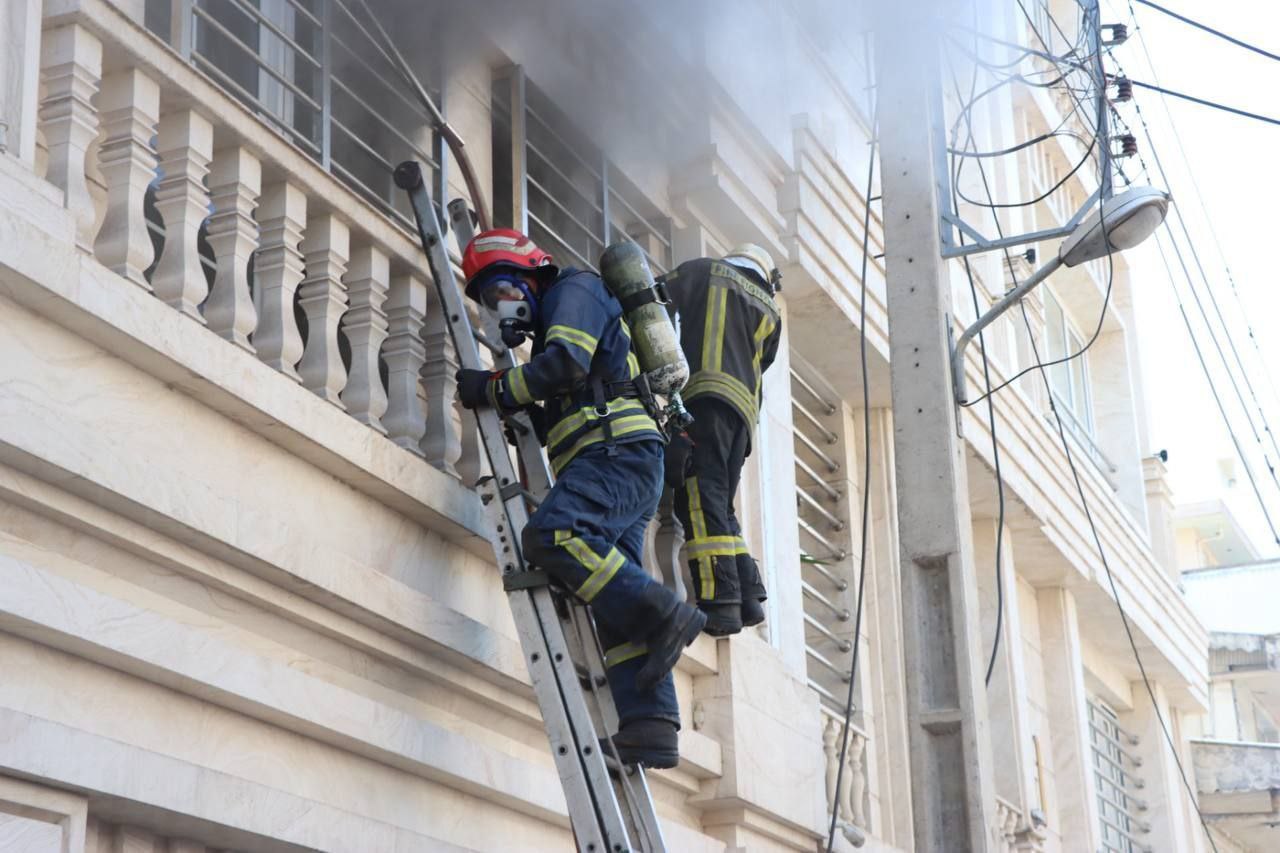 مهار آتش سوزی یک واحد آپارتمانی در خیابان ۹۷ گلسار رشت