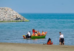 پایان خوشِ تلاش دریابانان بندرانزلی برای پیدا کردن دختر ۸ساله گمشده در ساحل