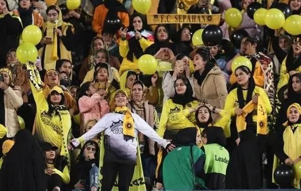 برای اولین بار در تاریخ فوتبال ایران؛ برگزاری بازی پرسپولیس – سپاهان فقط با حضور هواداران زن