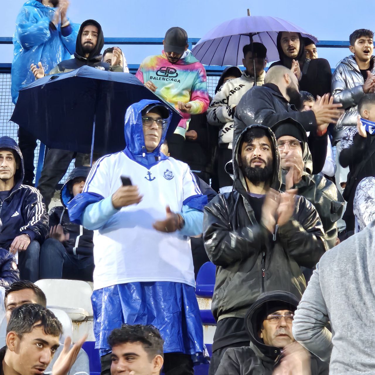 گزارش تصویری از هواداران ملوان در شبی بارانی